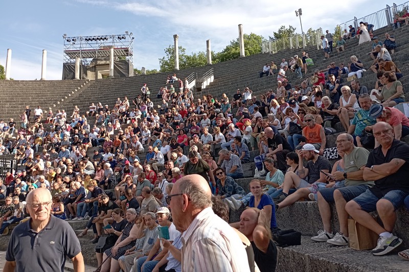 En images. Vaison-la-Romaine : le public de Renaud fidèle au rendez-vous,  comme toujours