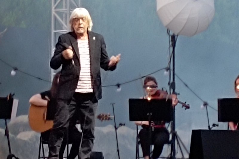 Renaud annonce une nouvelle date de tournée en Vaucluse, à  Vaison-la-Romaine - France Bleu