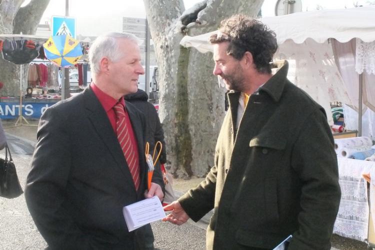 Richard-François Gozales (à gauche) rencontre un habitant