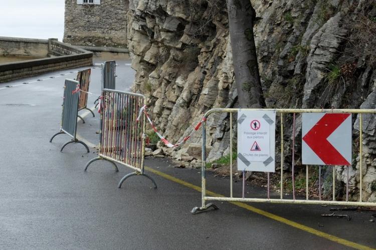 Quelques petits blocs se sont détachés de la falaise de la colline 