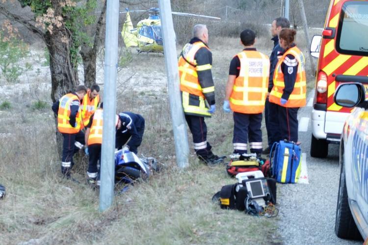 Les victimes ont heuté le poteau. Les secours examinent la moto.