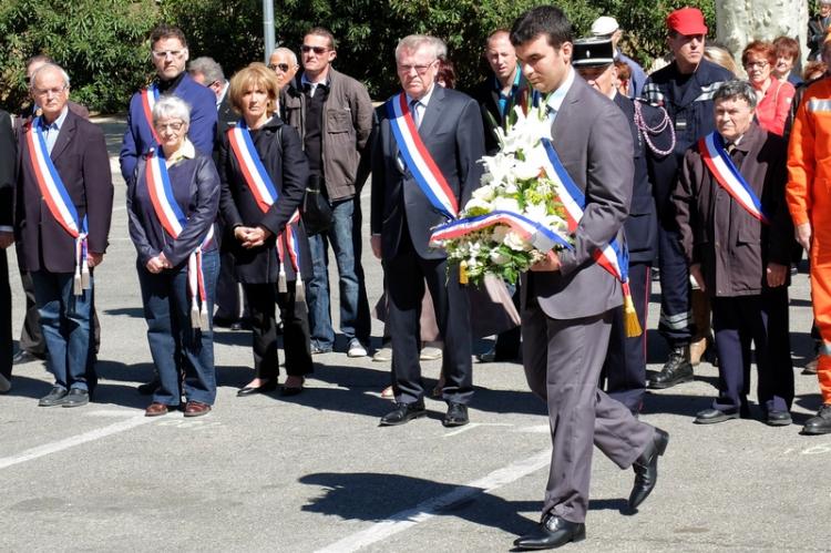 Dépôt de gerbe par le maire