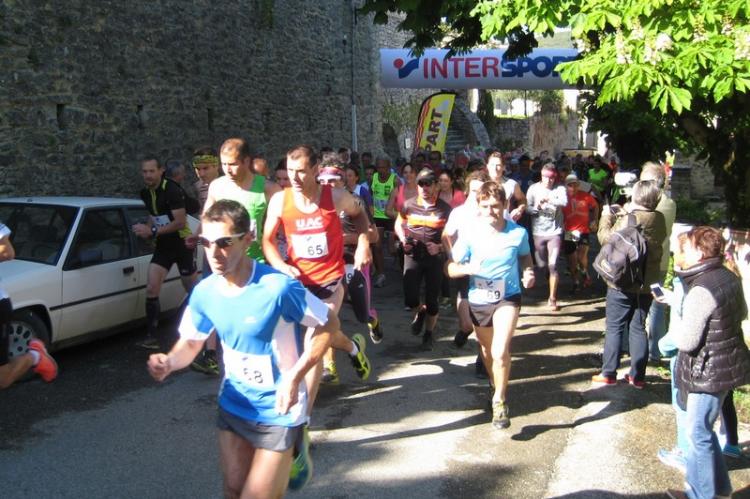 Les coureurs dans le village