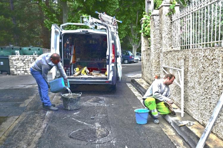 Les techniciens reposent la barrière