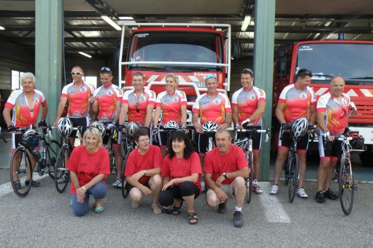 Les neuf pompiers et leurs accompagnateurs