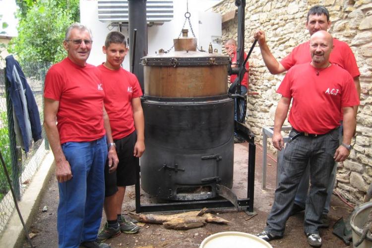 Jacques Terrasse, président d'Alambic Celtique et son équipe ont préparé 60 kg d'aligot