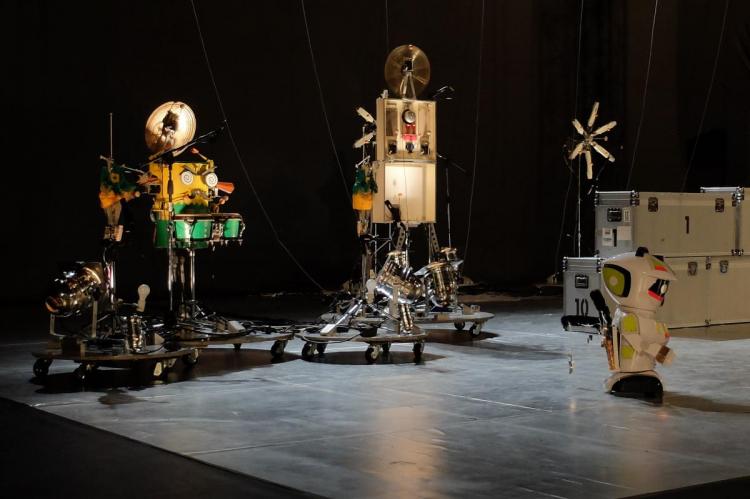 Après le spectacle, les machines restent sur scène