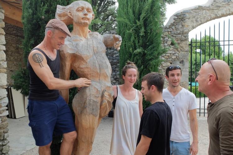Rudi Mineur, Billie Wilson-Coffey, Skip Walker-Mine, Paul O’Keeffe apprécient la statue de Davide Galbiati, devant Philippe Noël