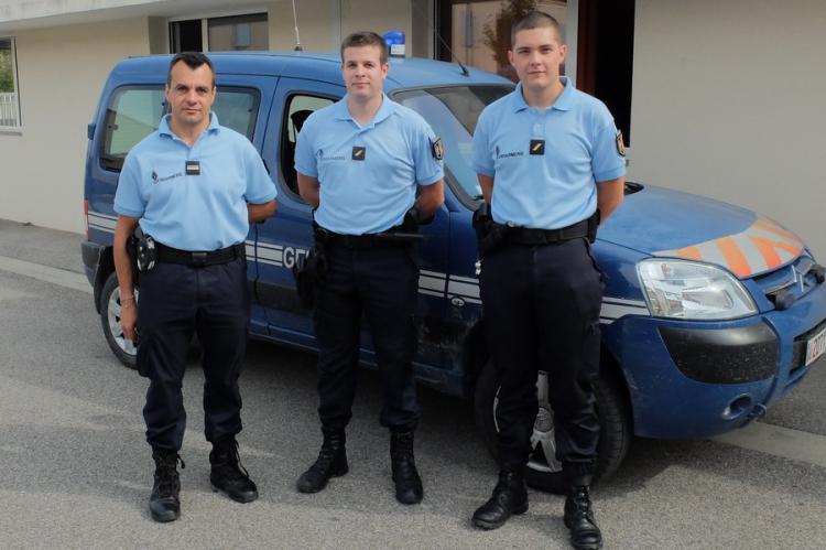 Le major Garrido, à gauche, avec deux des membres du DSI