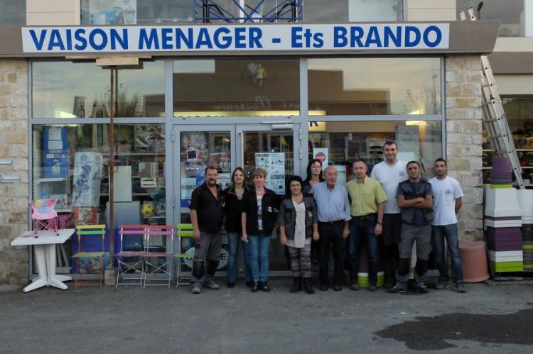 La famille Brando entourée des employés