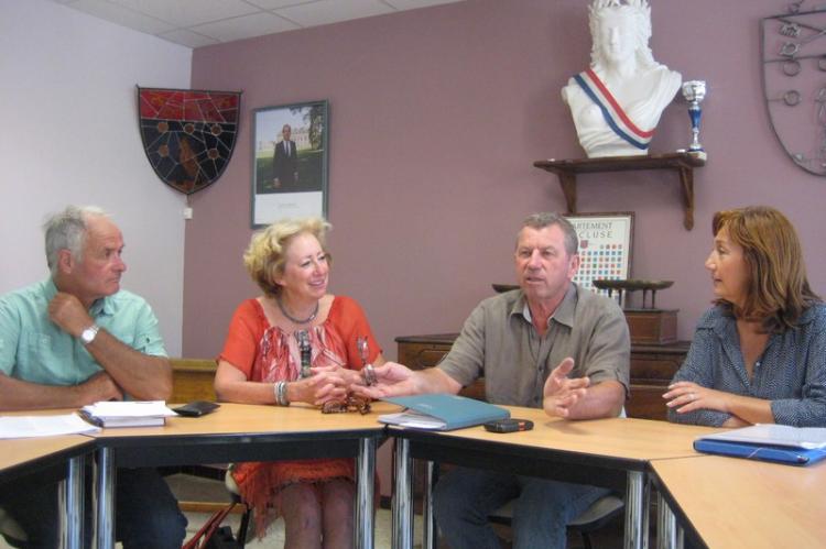 Dany Aubert prépare la commémoration avec Brigitte Marchi (à gauche) et des habitants