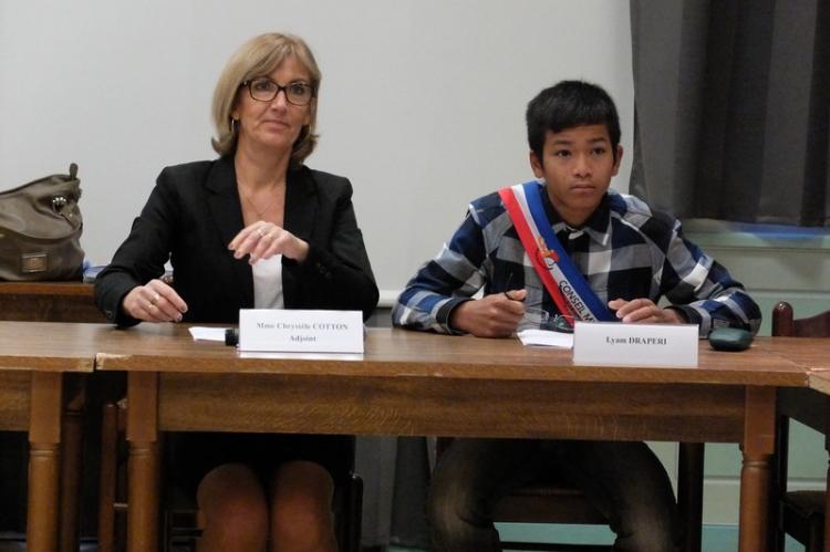 Christelle Cooton à côté du président du conesil municipal des jeunes, (novembree 2014)