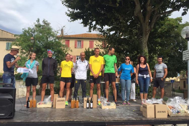 Podium des vainqueurs avec les élus et l'animateur