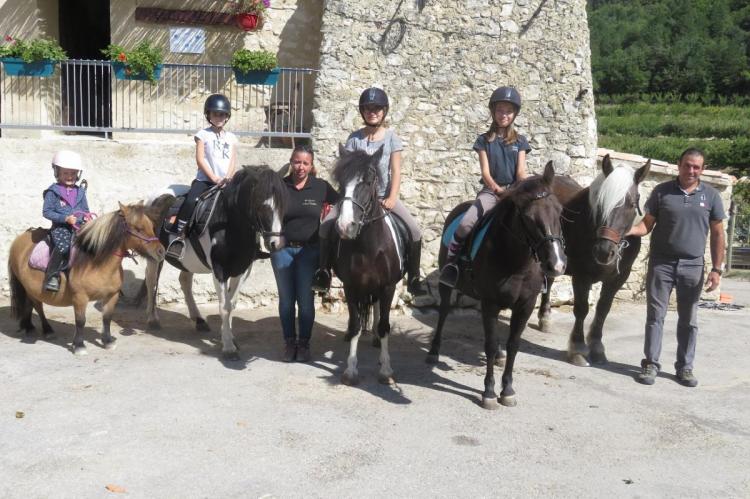 Louise, Flora, Séverine, Estelle, Lucile, Frédéric