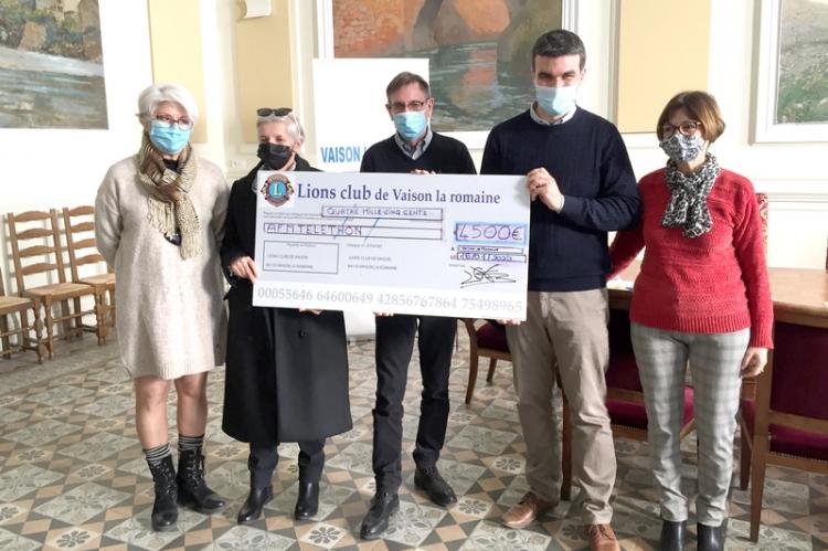 Le Lions club et la municipalité remettent un chèque à Martine Becher, représentant l’AFM Telethon