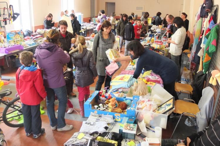 Beaucoup de monde à la bourse aux jouets de Malaucene.