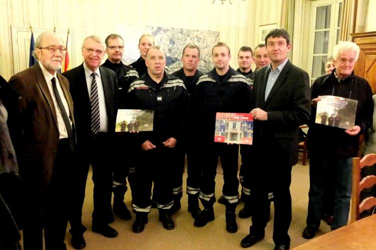 Jean Pierre Lambertin, Claude Haut, lieutenant Pascal, chef de corps, Pierre Meffre, entourés des représentants de l'amicale. 