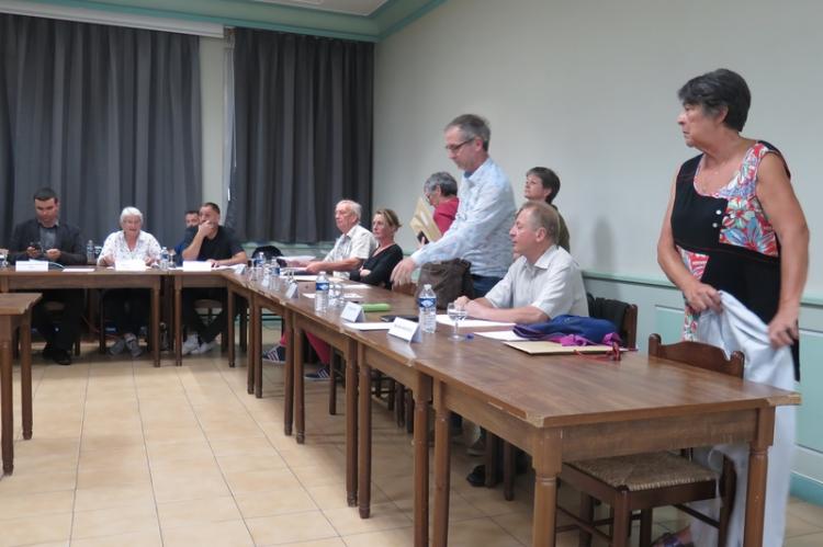 L'opposition quitte la réunion 