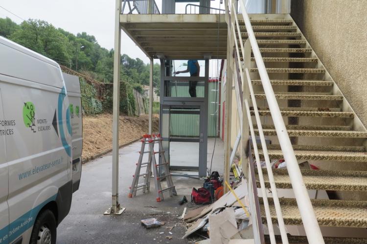 L'entrée du CMPP en travaux, avec l'ascenseur en cours d'installation