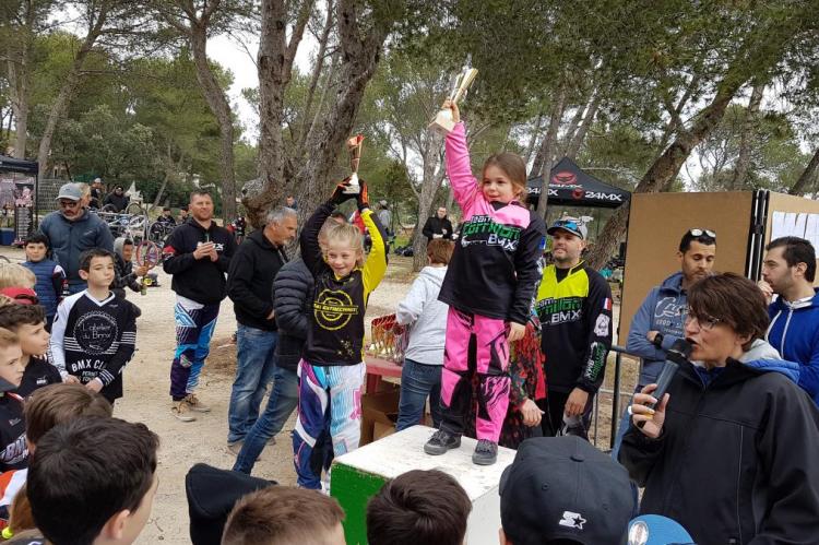 Lilie Gamet à gauche sur le podium