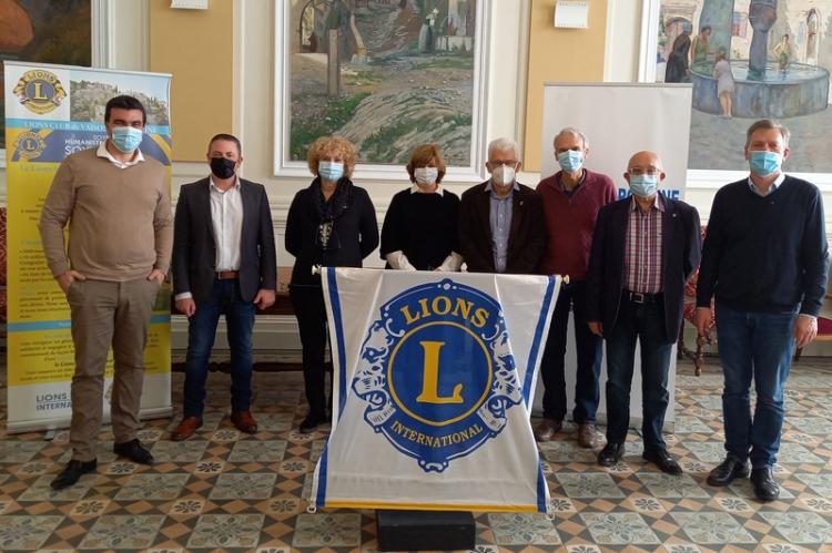 Le maire Jean-François Périlhou, le président du Lions club de Vaison, Philippe Muro et les cinq membres du jury : David Borel, Lucile Perrin Ravier, Marie Pierre Farkas et Frédéric Maniacci.