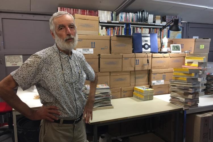 Des cartons de livres, encore des cartons... Jean Pierre se prépare à la grande distribution.