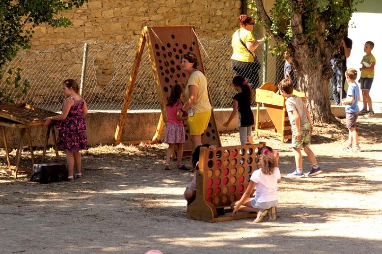 Les jeux en bois ont amusé les enfants