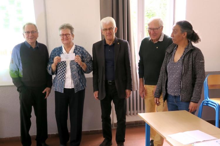 Photo : Les représentants du Lions ont remis le chèque à Michèle Cudo, directrice de l’Acaf-MSA, et à Am'Barka El Mainy, responsable de l’EVS.