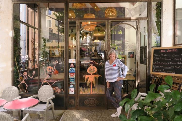 Stéphanie Chatillon devant son restaurant, 
