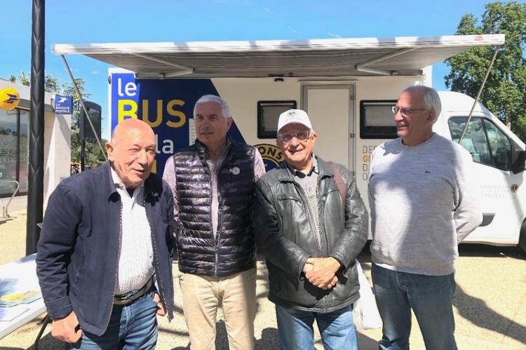 Jean Brando, Philippe Muro et Mario Saillard, membres du club Lions Vaison Ventoux, ici avec le chauffeur du bus de la vue, ont accueilli le public