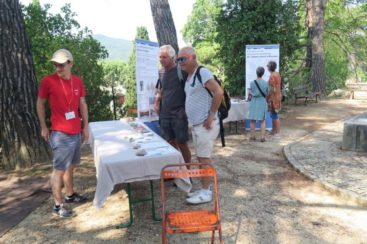 Les stands sont installés devant le musée