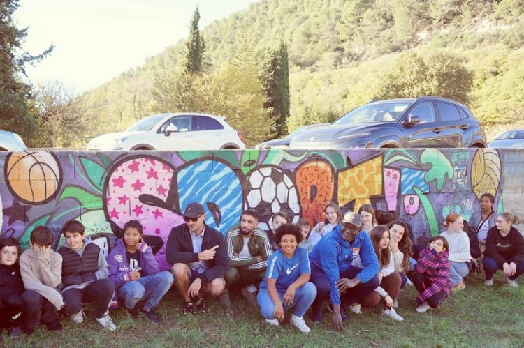 Autour du graffeur Klemz et de Dramane Diao, directeur du Club Jeunes, les jeunes de « Black and White ».