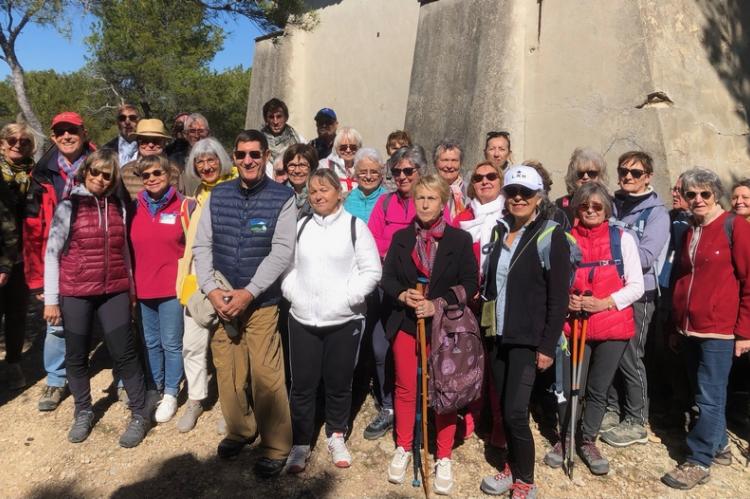 Le départ devant la chapelle Sainte Croix