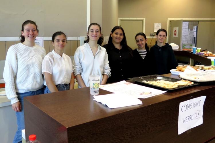 Les filles de la Maison des lycéens tenaient le bar