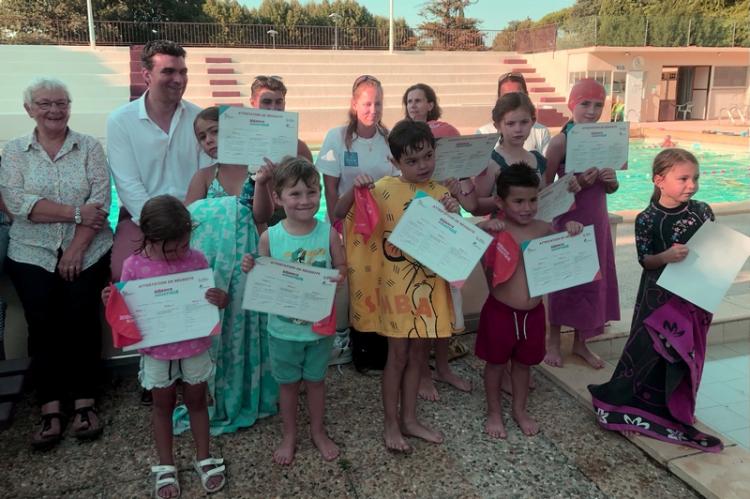 Jean-François Périlhou, maire et Chantal Mure, adjointe, assistent à la remise de diplômes aux enfants.