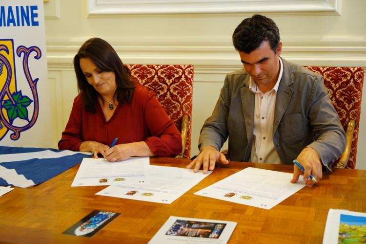 Jean-François Périlhou, le maire de Vaison-la-Romaine, et Ailsa Gray, présidente du conseil communautaire de Dunblane signent le document du jumelage