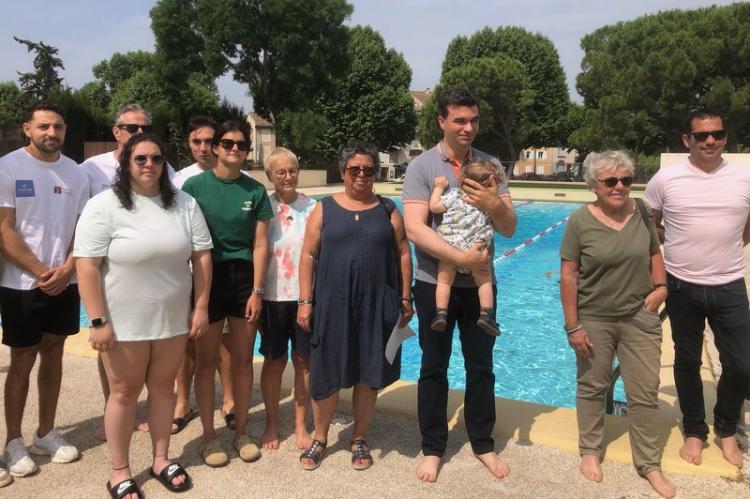 L’équipe de la piscine municipale autour du Maire