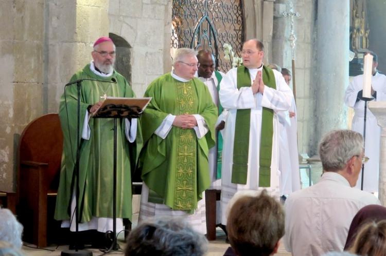Le père Robert Sawa (au centre) lors de la messe célébrée pour son installation à Vaison-la-Romaine.
