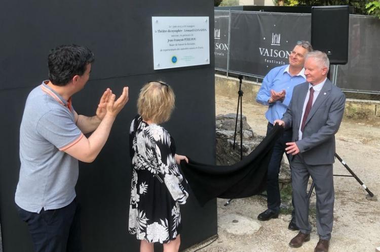 La plaque est dévoilée en présence du maire, de l’admonition de Martigny, du consul de Suisse et de François Giannada