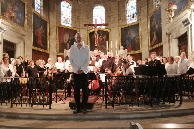 Les chorales et leur chef, l’ensemble instrumental, à l’Église de Malaucène le 29 juin 2024 pour le Requiem de Fauré.