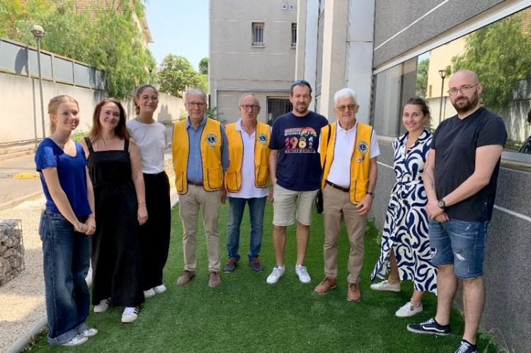 L’équipe dirigeante du Lions au côté des chercheurs de l’institut Paoli Calmette