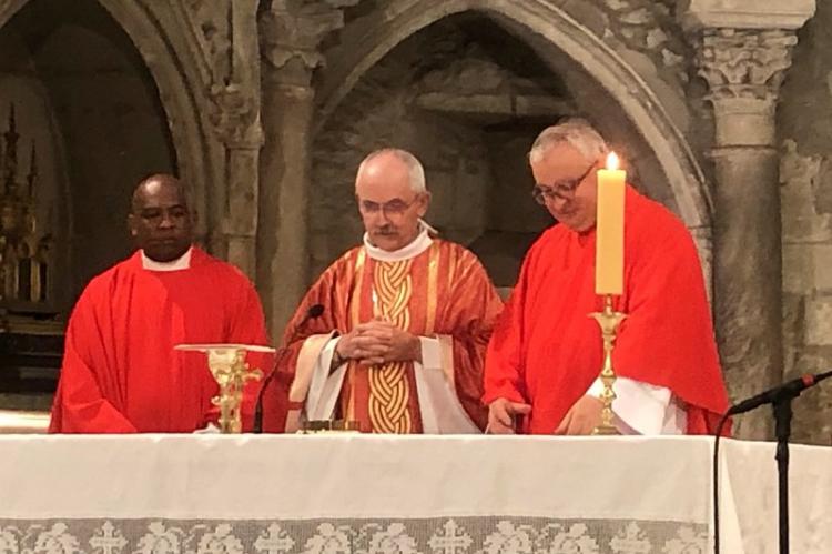 Les pères Bebe Anderson et Christophe célèbrent la messe aux côtés de l’archevêque 