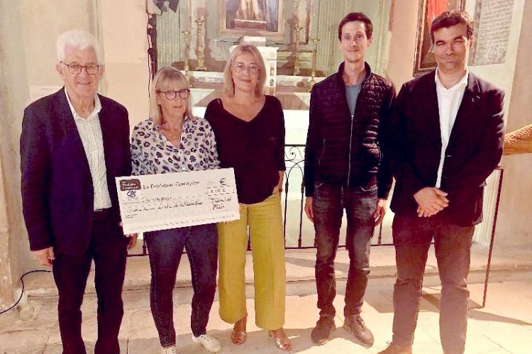 Patrick Neyrat, président de l’AECM, reçoit le chèque de Virginie Doux du Credit Agricole en présence de Jean François Perhillou.