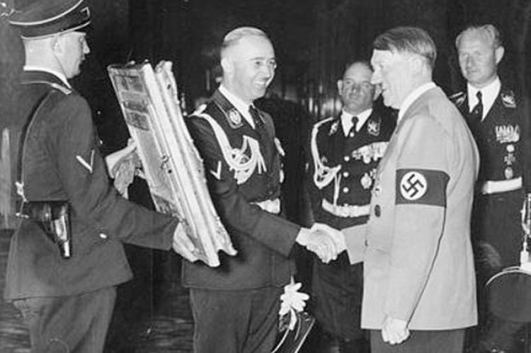 Himmler offre un tableau à Hitler pour son cinquantième anniversaire.