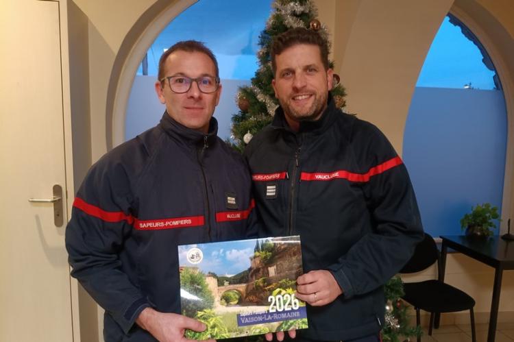  le Lieutenant Guillaume ALUIGI, Chef du Centre de secours de Vaison-la-Romaine. A droite : le Capitaine Thomas BROCHER, nouveau Chef de compagnie