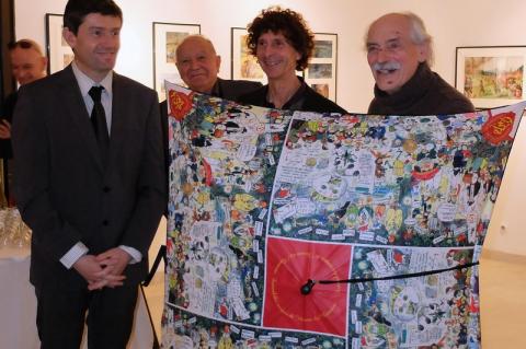 Pierre Meffre et Gérard Reynaut offre un parapluie orné de ses dessins à Jean Marcellin