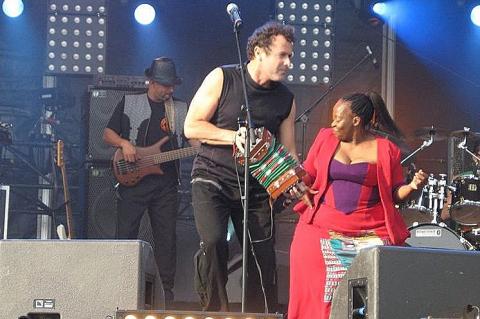 Johnny Clegg (avec Mandisa Dlanga) à la Fête de l'Humanité le 14 septembre 2007 - Photo Cécilia D. 