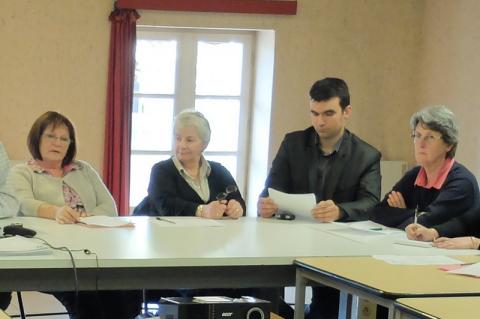Nicole Chauvin, présidente sortante, Chantal Mure, 1er adjoint, Jean-François Périlhou, maire, Lilaine Blanc, maire de Buisson, présidente de la commission tourisme de la Copavo