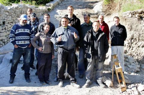 les onze travailleurs Mathilde, Amandine, Édouard, Manu, Denis, Jamel, José, Romaric, Laurent, Françis et Richard, encadrés par  Hafid Djedjouf