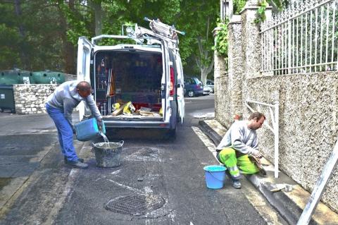 Les techniciens reposent la barrière